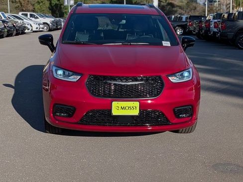 New 2026 Chrysler Pacifica Limited w/ S Appearance Package image 3