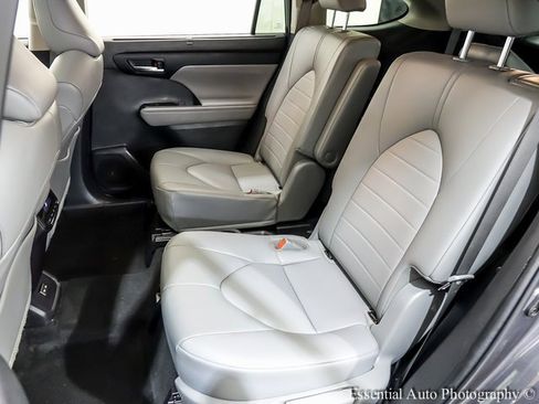 Used 2022 Toyota Highlander XLE image 11