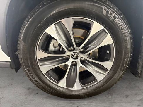 Used 2022 Toyota Highlander XLE image 9