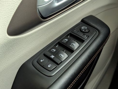 Used 2017 Chrysler Pacifica Touring-L image 22