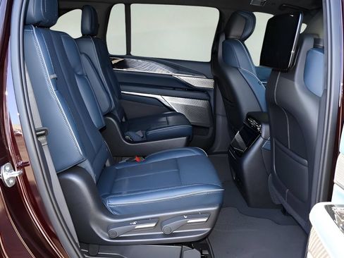 Used 2025 Cadillac Escalade IQ Luxury 2 AWD/4WD image 19