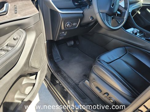 Used 2024 Jeep Grand Cherokee L Limited w/ Luxury Tech Group II image 15