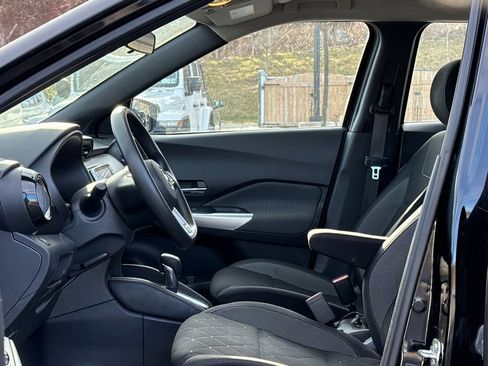 Used 2019 Nissan Kicks SV image 4