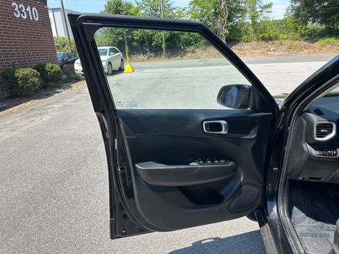 Used 2021 Hyundai Venue SE FWD image 9
