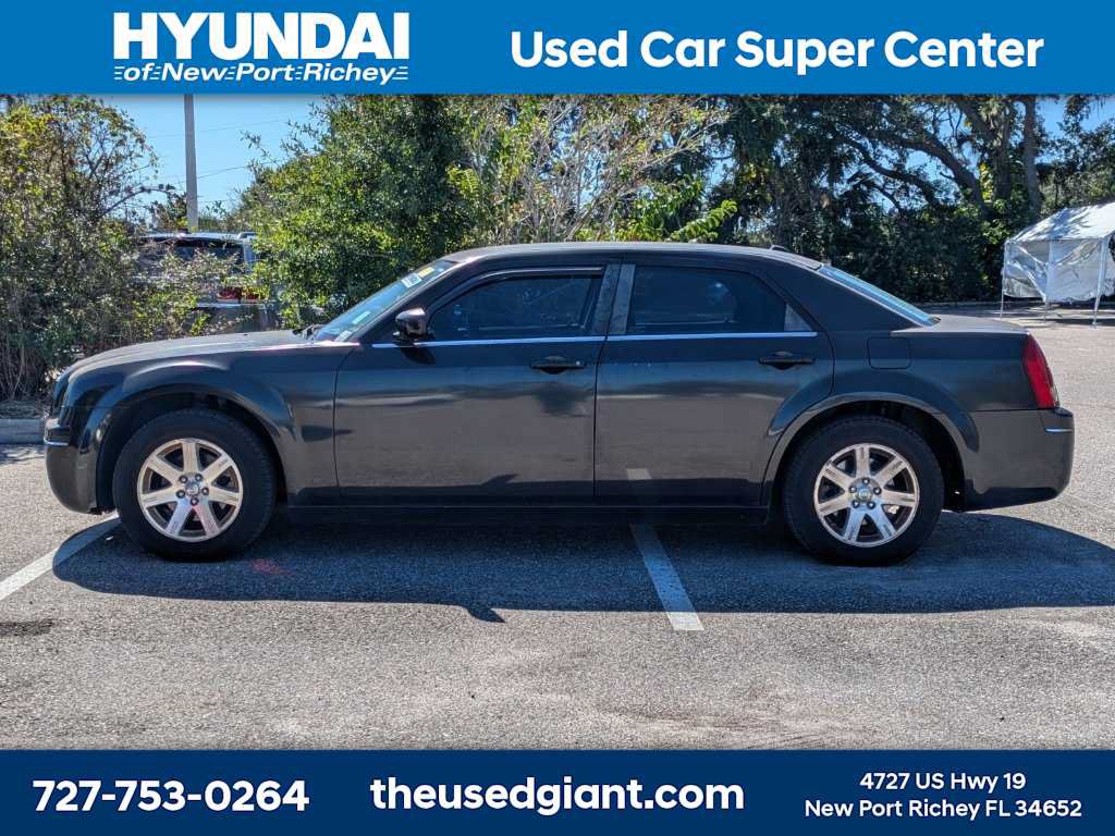 Used 2006 Chrysler 300 Touring RWD image 2
