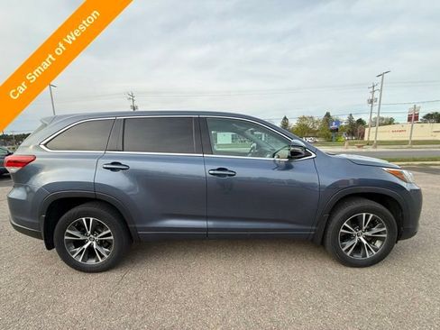 Used 2017 Toyota Highlander LE AWD/4WD image 4