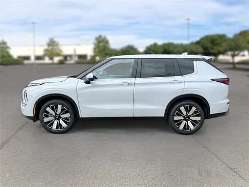 New 2025 Mitsubishi Outlander SE image 4