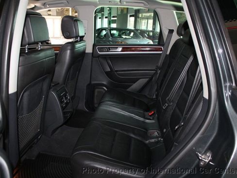 Used 2013 Volkswagen Touareg Sport image 21