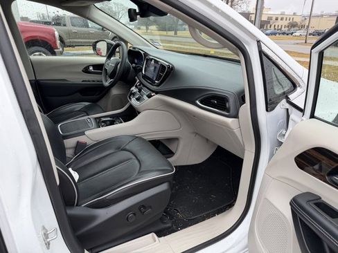 Used 2024 Chrysler Pacifica Limited image 10