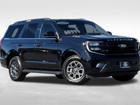Used 2025 Ford Expedition Active AWD/4WD image 2
