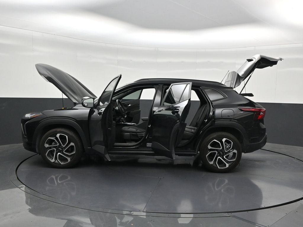 Used 2025 Chevrolet Trax RS w/ Sunroof Package FWD image 34