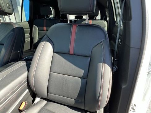 Used 2025 Chevrolet Traverse RS image 12