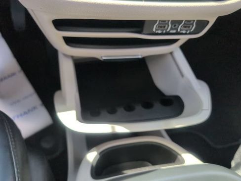 Used 2023 Chrysler Pacifica Touring-L FWD image 33