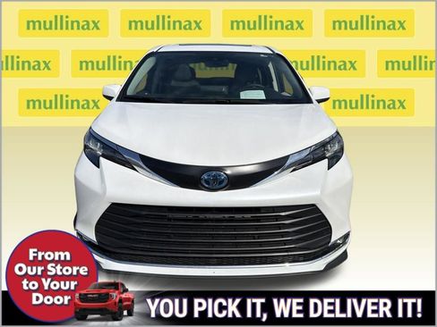 Used 2024 Toyota Sienna XLE FWD image 2