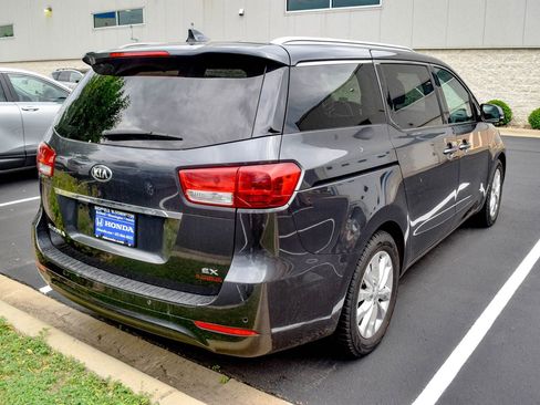 Used 2017 Kia Sedona EX FWD image 16