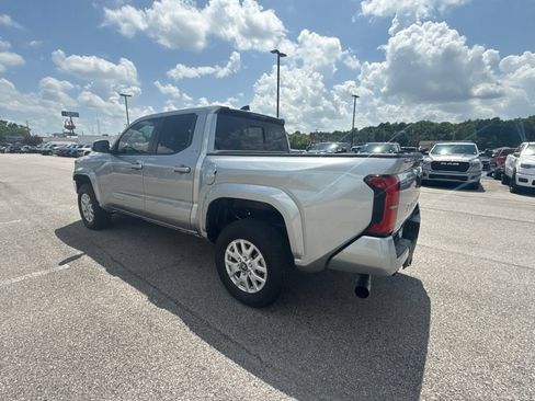 Used 2024 Toyota Tacoma SR5 w/ SR5 Upgrade Package AWD/4WD image 6