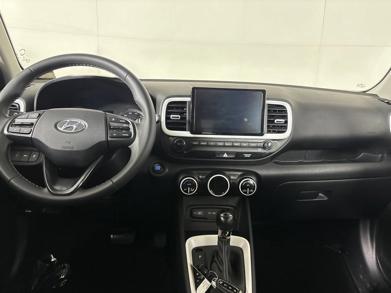 Used 2022 Hyundai Venue Limited FWD image 25