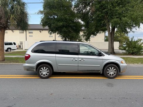 Used 2005 Chrysler Town & Country Touring w/ Leather Interior Group FWD image 4