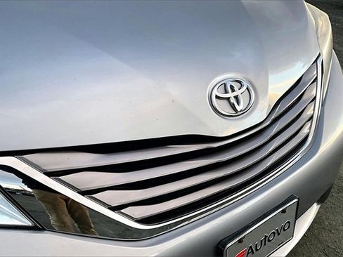 Used 2017 Toyota Sienna XLE image 31
