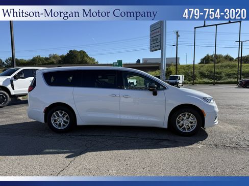 New 2026 Chrysler Pacifica Select image 5