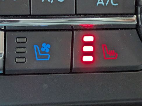 Used 2022 Ford F250 Lariat w/ Black Appearance Package image 29