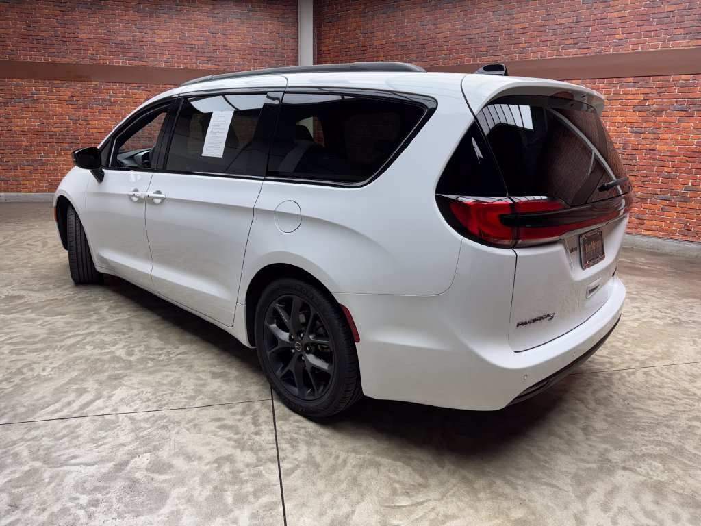 Used 2025 Chrysler Pacifica Limited FWD image 2