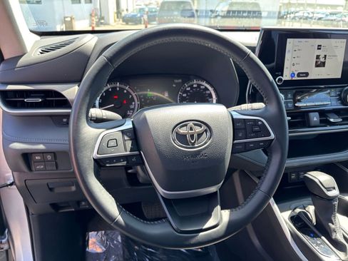 Used 2025 Toyota Highlander LE FWD image 29