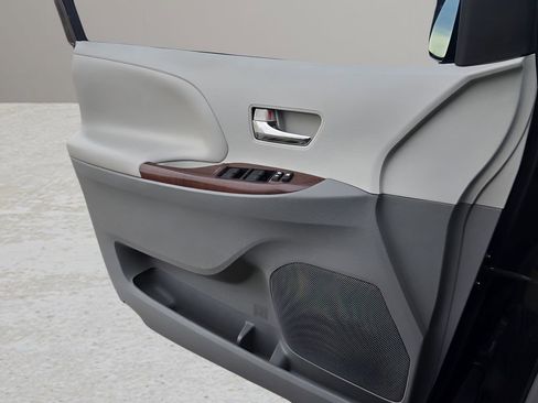 Used 2014 Toyota Sienna XLE image 14