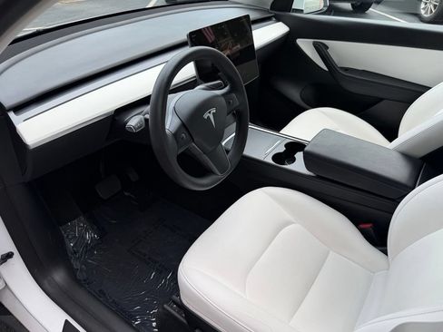Used 2022 Tesla Model Y Long Range AWD/4WD image 24