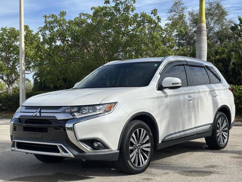 Used 2019 Mitsubishi Outlander SE image 1