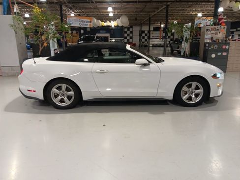 Used 2019 Ford Mustang Convertible RWD image 9