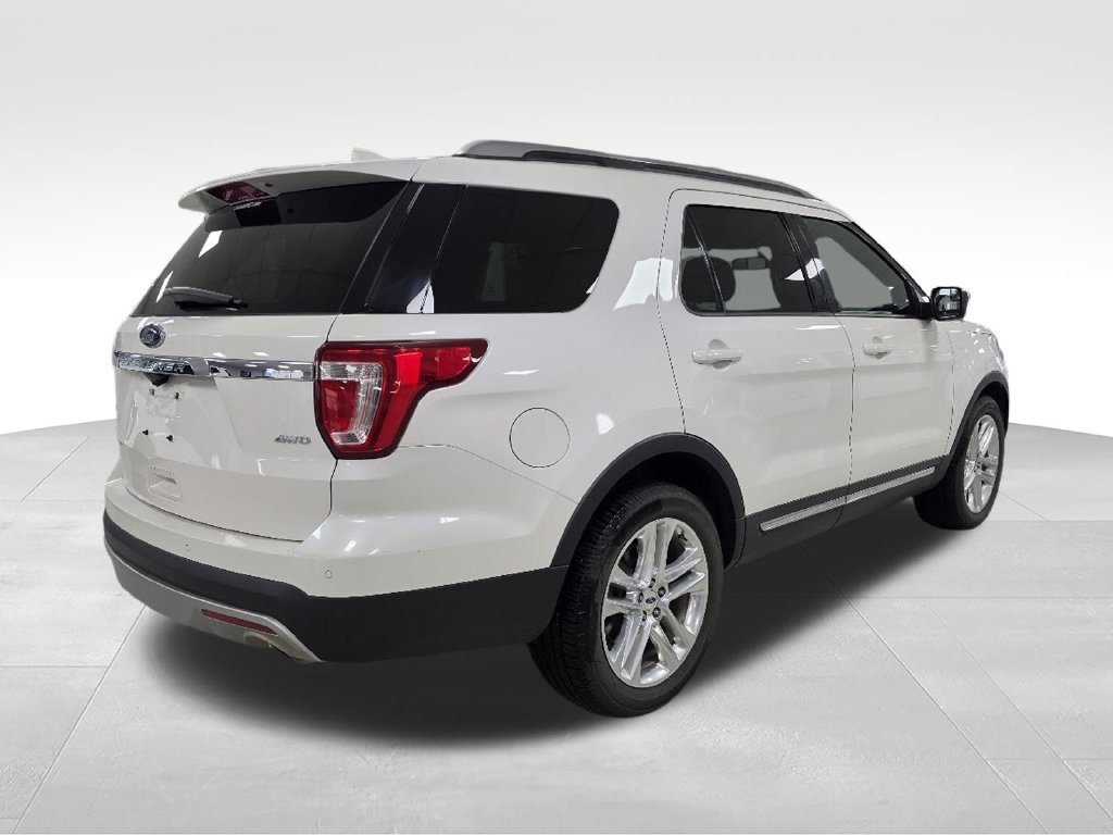 Used 2017 Ford Explorer XLT w/ Equipment Group 202A AWD/4WD image 5