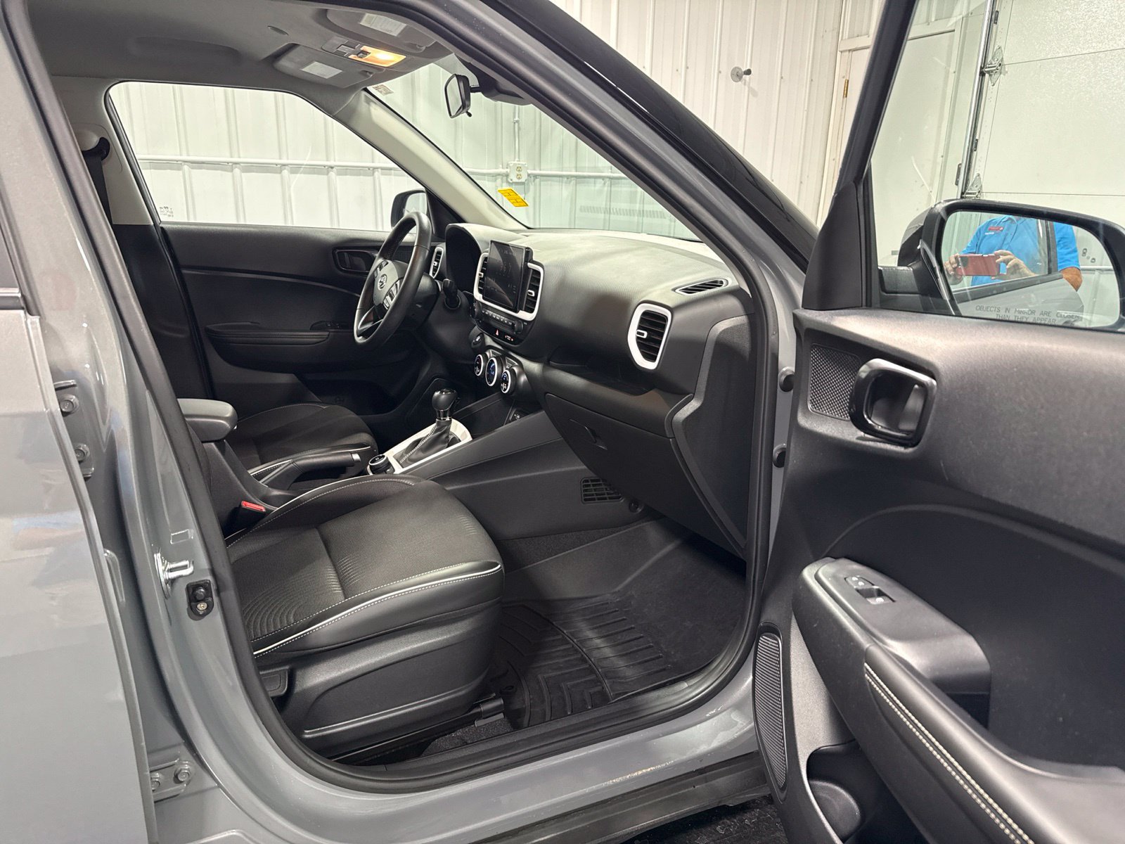 Used 2022 Hyundai Venue Limited FWD image 13