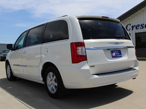 Used 2013 Chrysler Town & Country Touring FWD image 7
