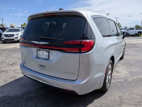 Used 2024 Chrysler Pacifica Limited image 4