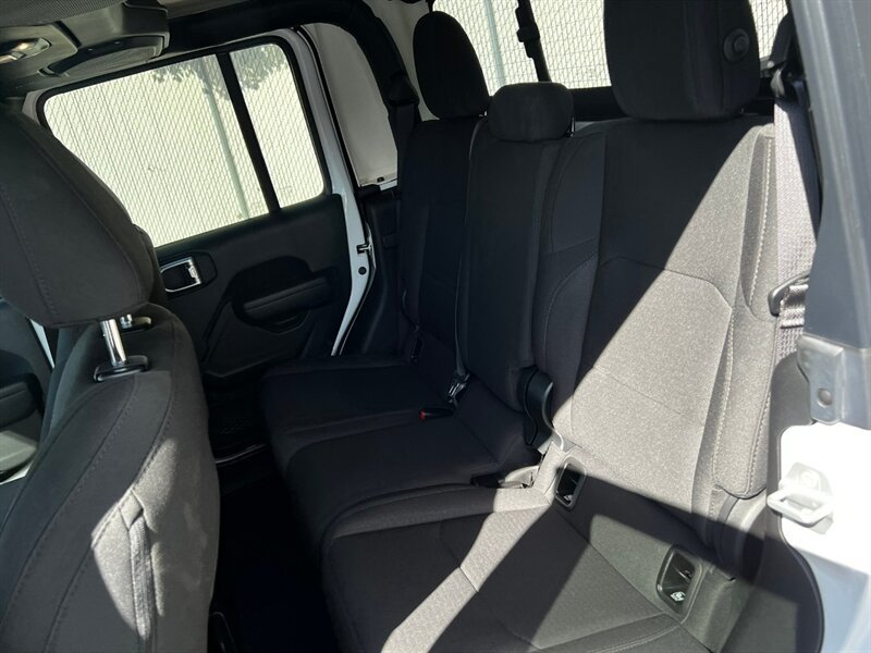 Used 2023 Jeep Gladiator Sport AWD/4WD image 19