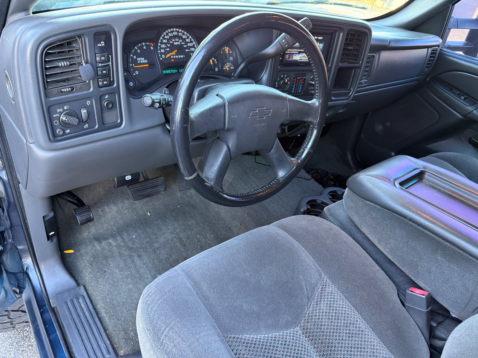 Used 2006 Chevrolet Silverado 2500 LT w/ Heavy-Duty Power Package AWD/4WD image 2