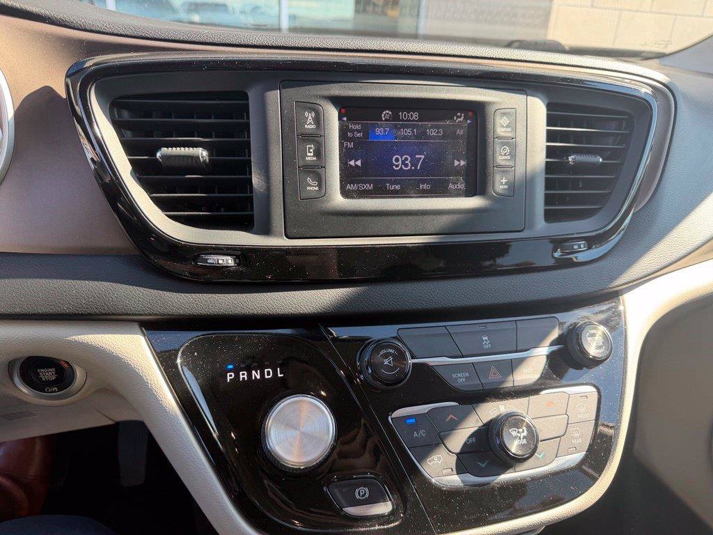 Used 2017 Chrysler Pacifica Touring FWD image 15