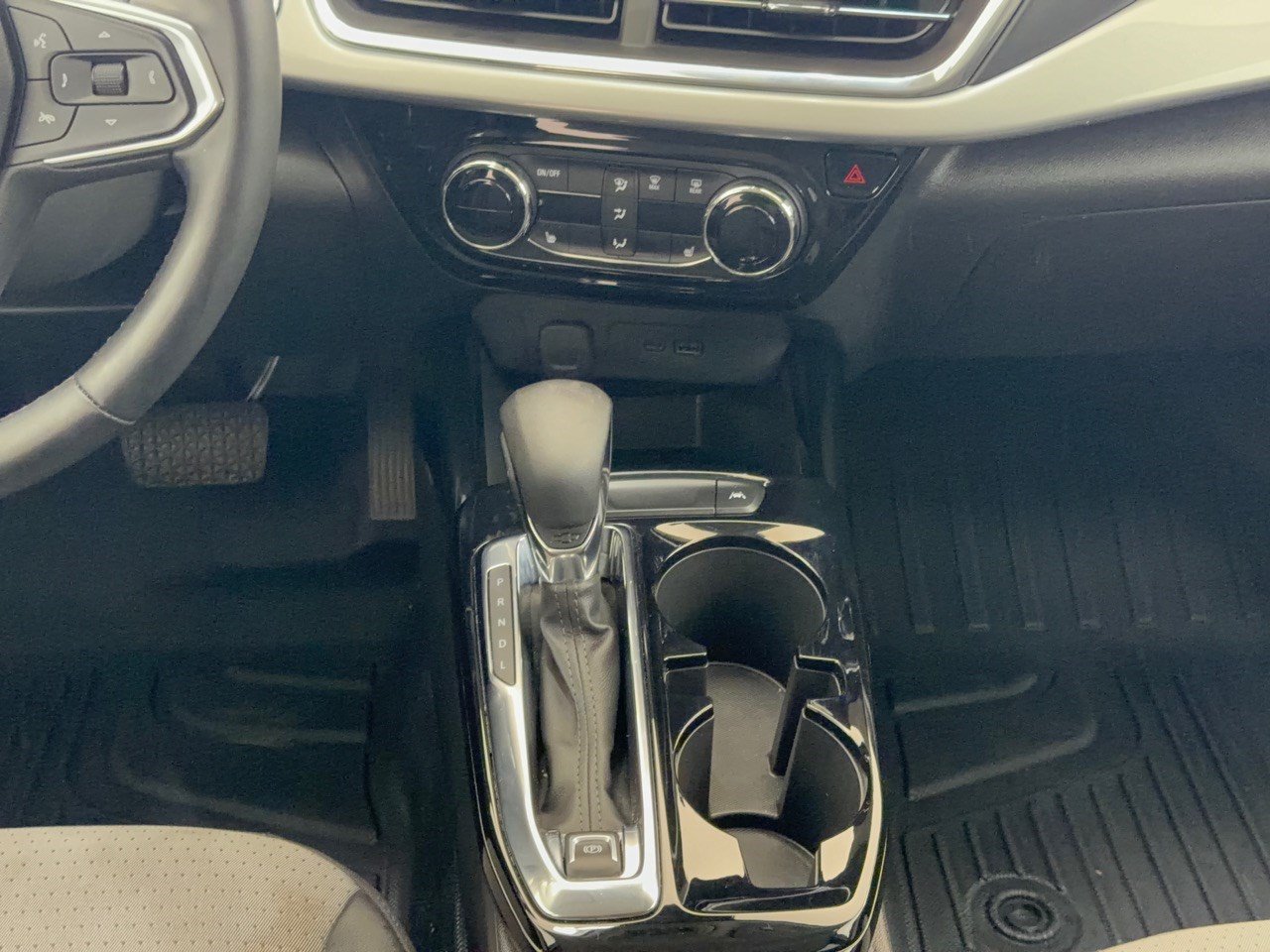 Used 2025 Chevrolet Trax LT w/ LT Convenience Package FWD image 22