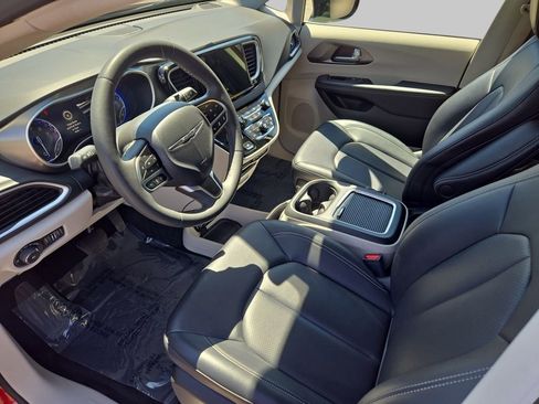 Used 2024 Chrysler Pacifica Touring-L FWD image 19