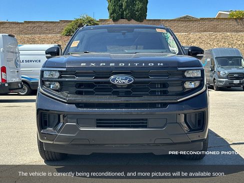 Used 2025 Ford Expedition Active RWD image 11
