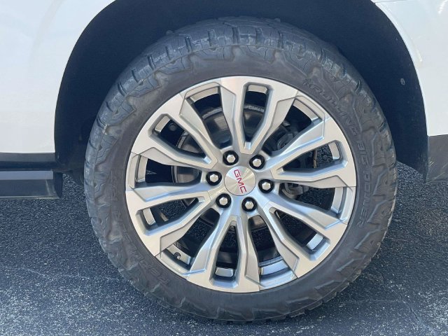 Used 2022 GMC Yukon XL Denali w/ Denali Premium Package AWD/4WD image 11