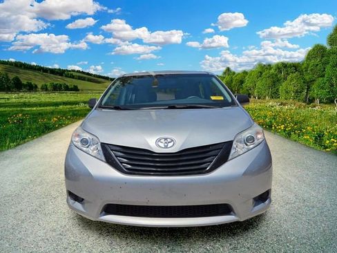Used 2015 Toyota Sienna L FWD image 2