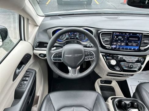 Used 2024 Chrysler Pacifica Touring-L w/ Uconnect Theater Family Group FWD image 26