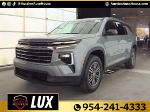 Used 2024 Chevrolet Traverse LT image 1