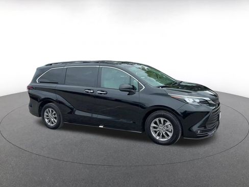 Used 2025 Toyota Sienna XLE FWD image 2