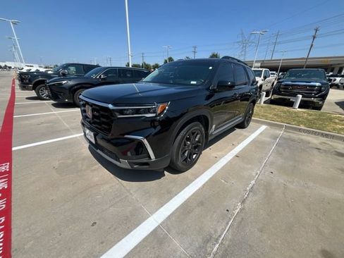 Used 2025 Honda Pilot Touring image 2