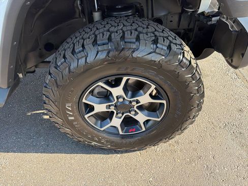 Used 2019 Jeep Wrangler Unlimited Sahara w/ Uconnect 4C Nav & Sound Group AWD/4WD image 17