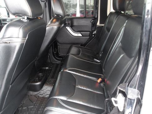 Used 2015 Jeep Wrangler Unlimited Rubicon image 10