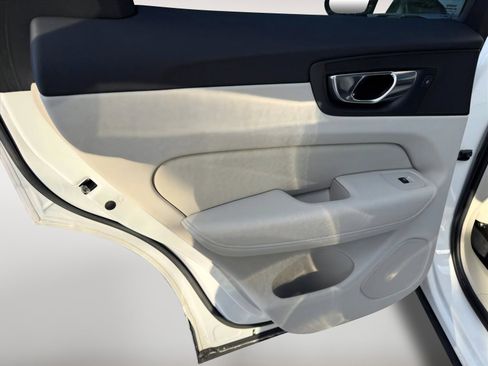 Used 2023 Volvo XC60 T8 Ultimate w/ Climate Package image 9